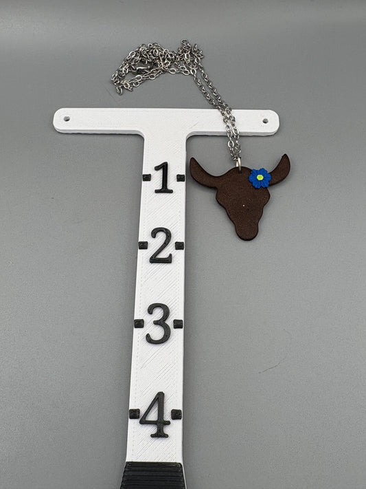 Bœuf avec collier de fleurs bleues