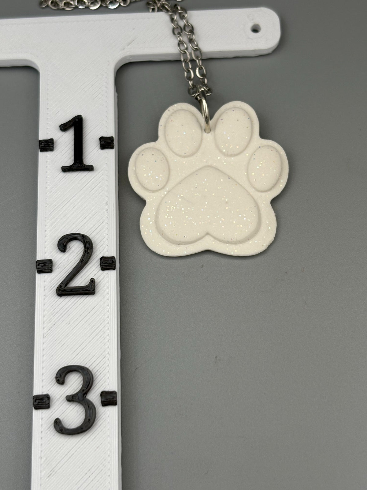 Collier patte pailletée blanche