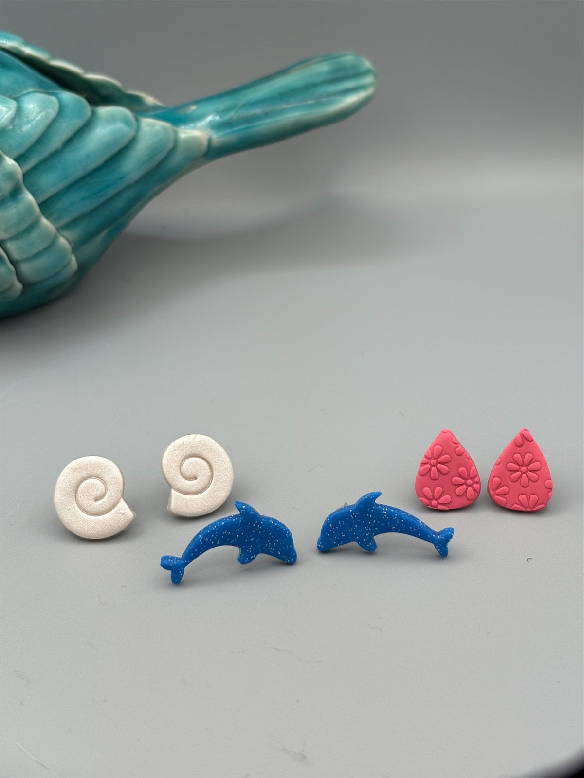 Boucles d'oreilles puces gouttes, coquillages torsadés et dauphins