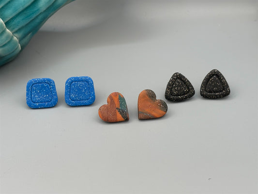 Boucles d'oreilles clous triangles, trapèzes, cœurs