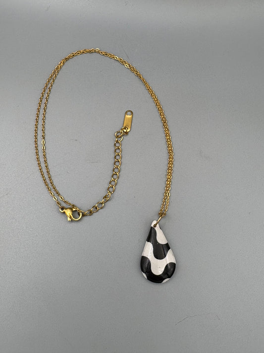 Collier goutte vague noir et blanc