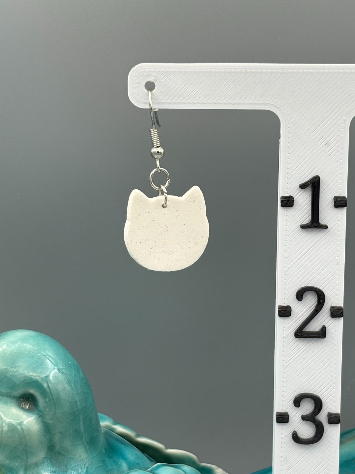 Boucles d'oreilles visages de chats blancs scintillants
