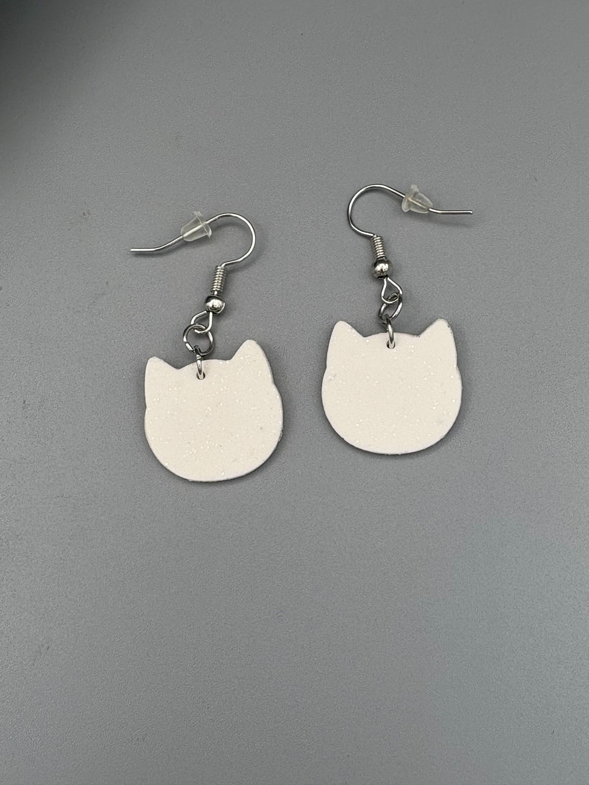 Boucles d'oreilles visages de chats blancs scintillants