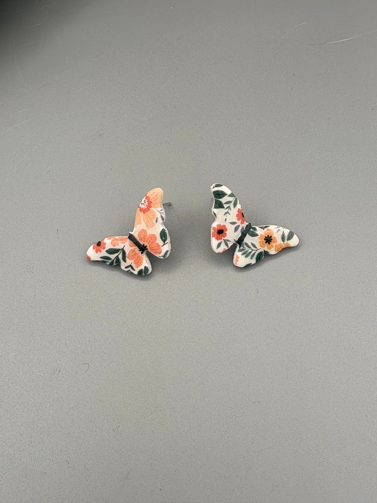 Boucles d'oreilles papillons à motif floral