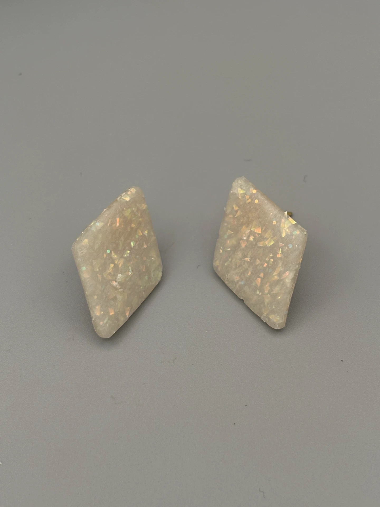 [43-15] Opalescent Diamonds