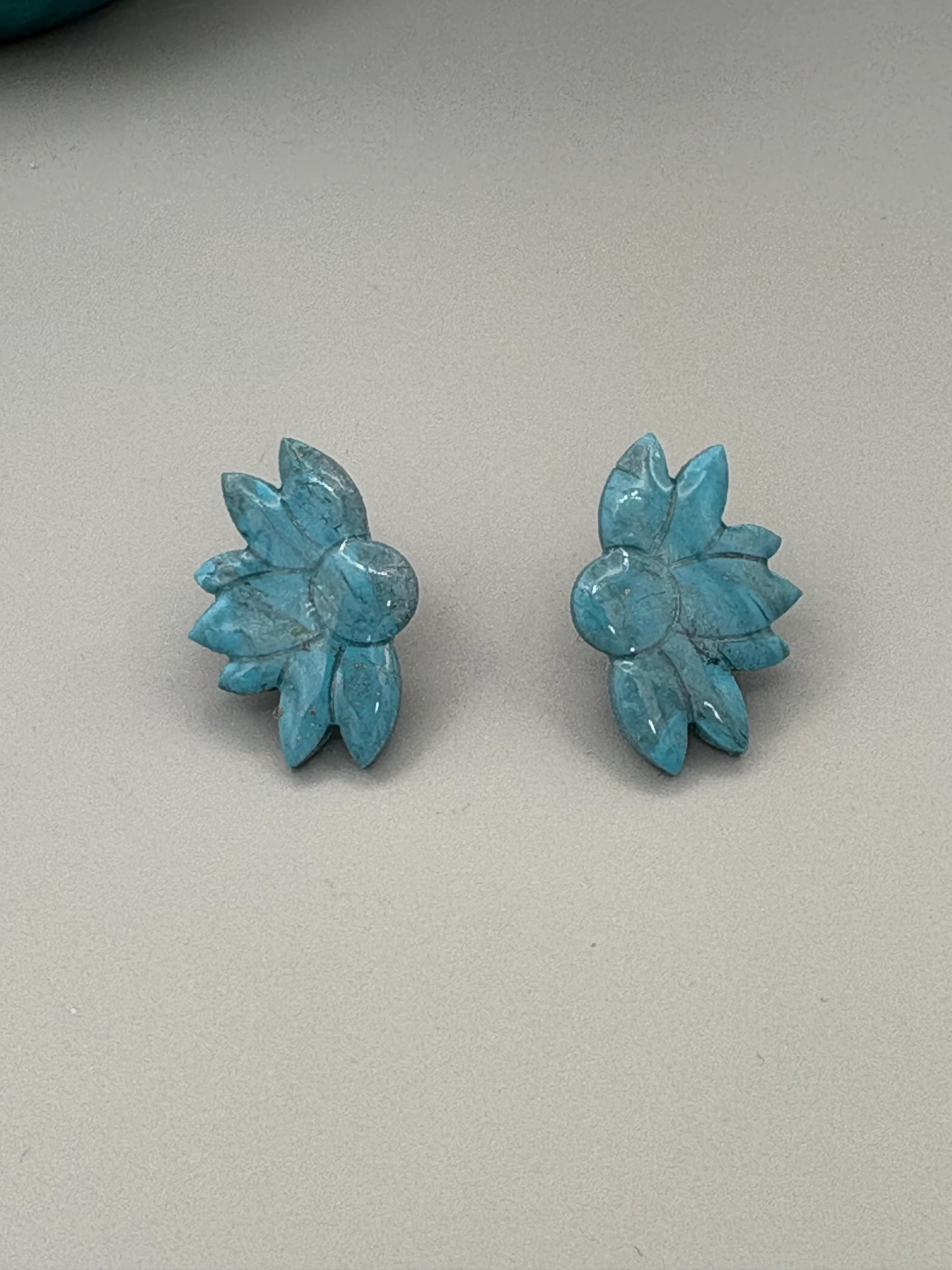 [56-18] Faux Turquoise Half Flowers