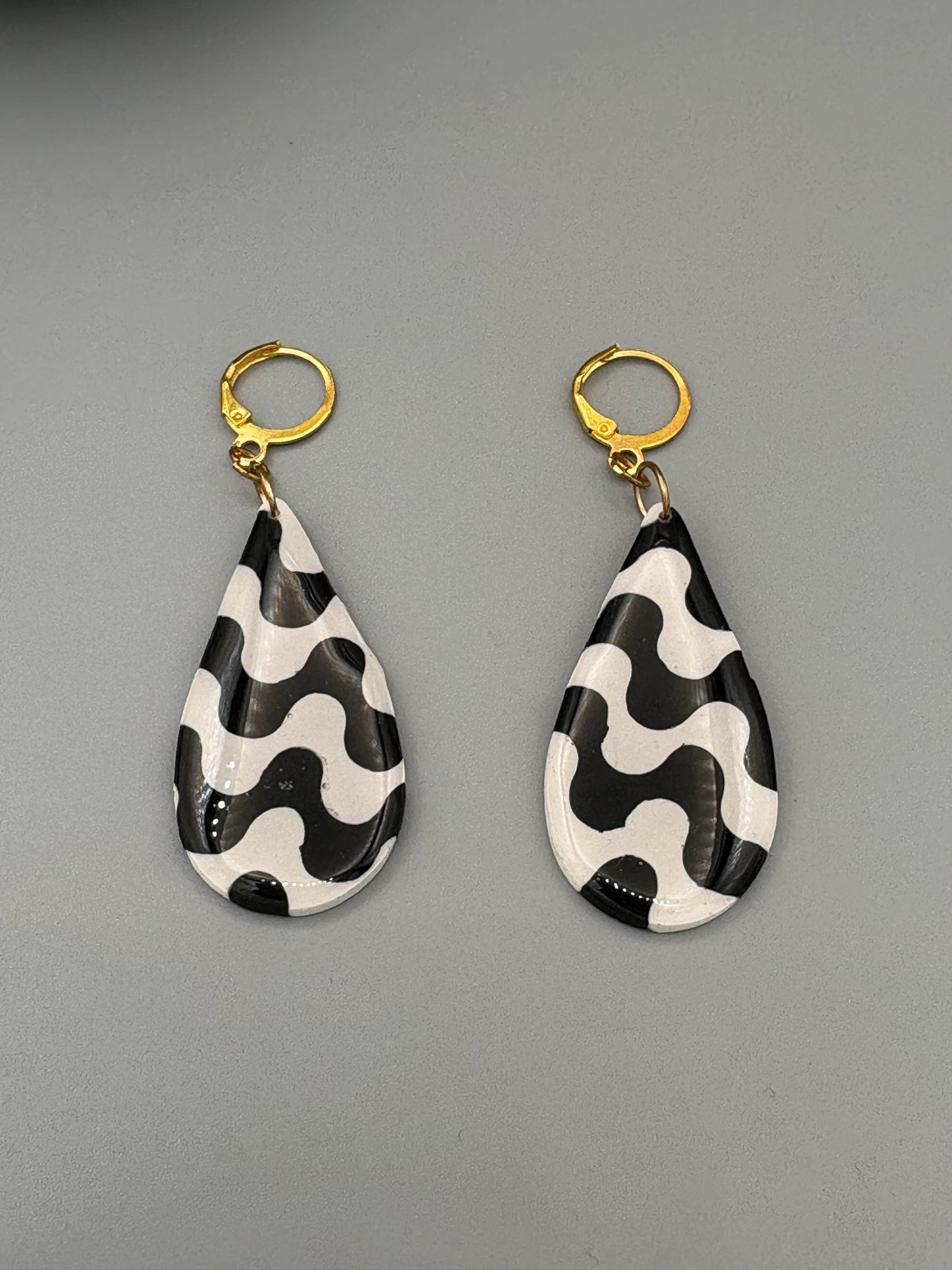 Black & White Wave Drops
