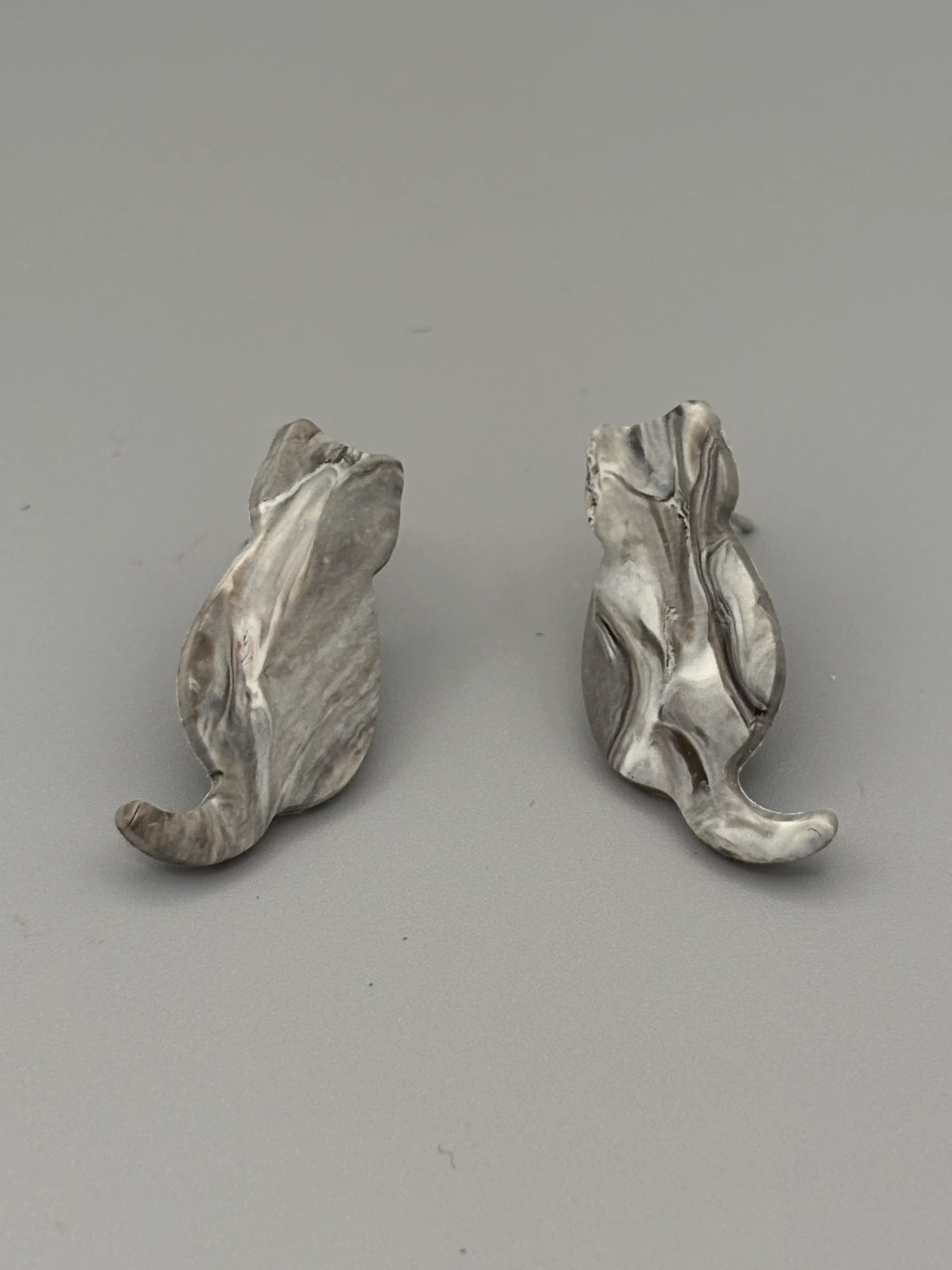[47-46] Grey Marble Cat Studs