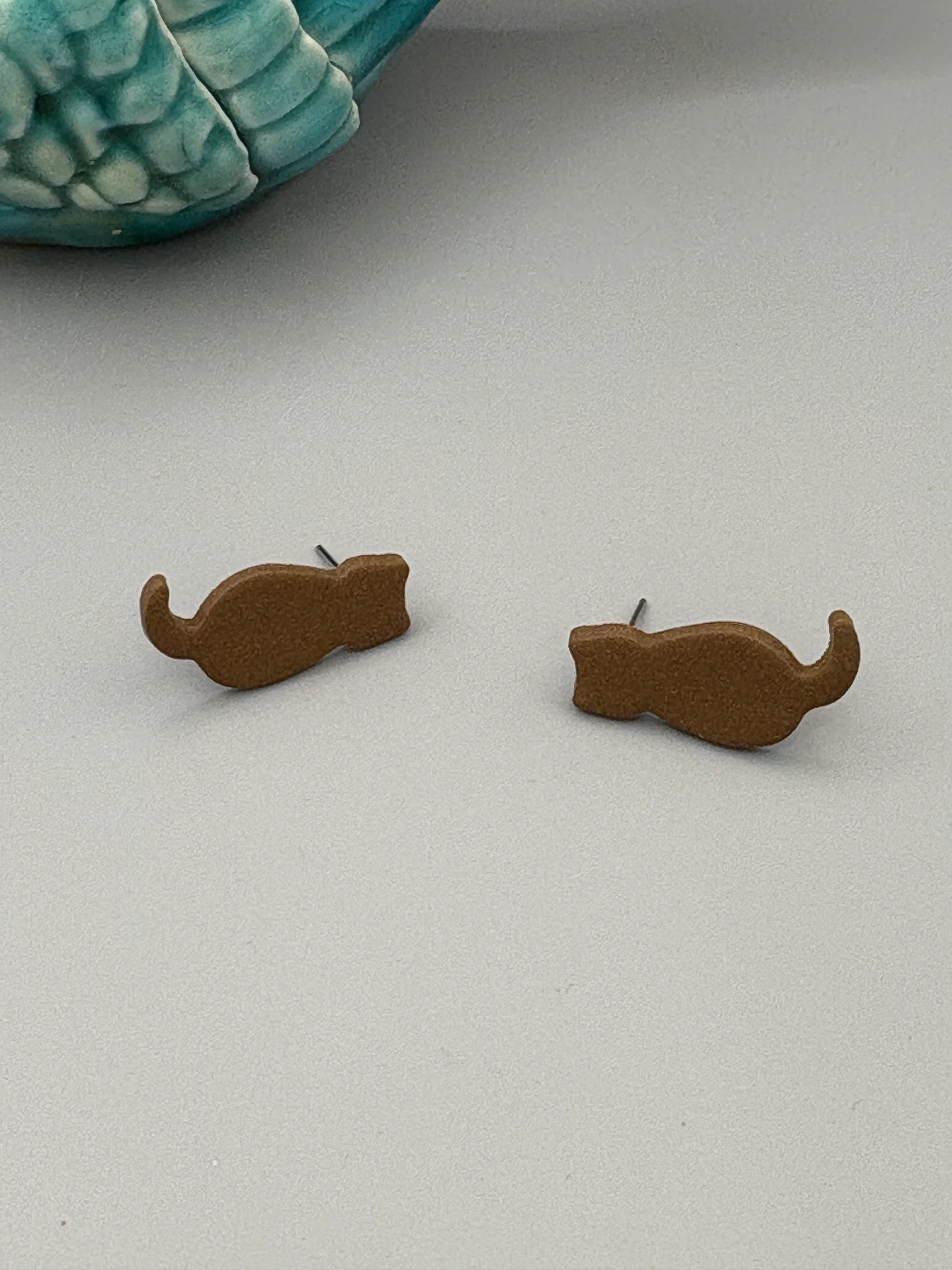 [47-40] Brown Sitting Cat Studs