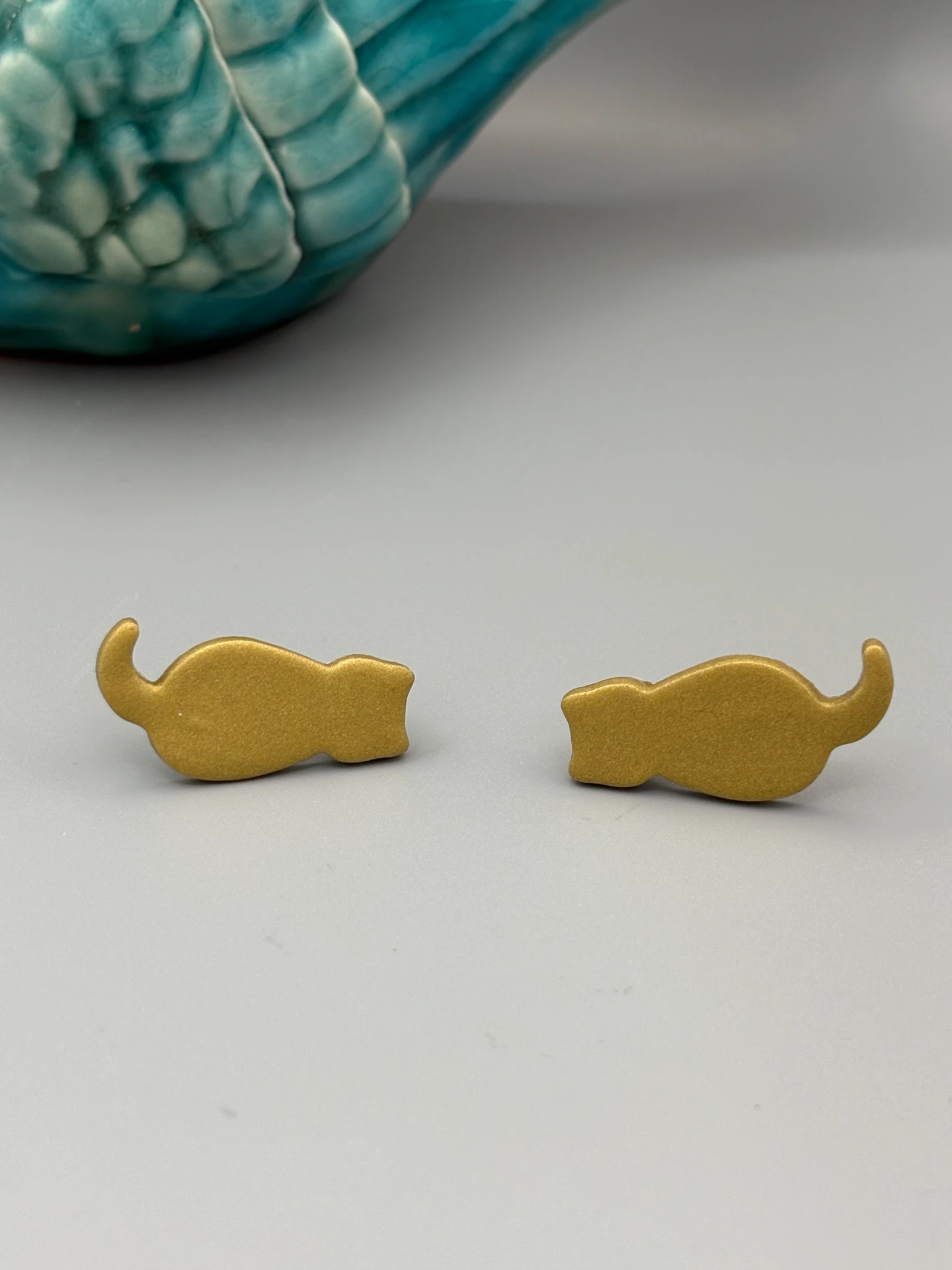 Gold Sitting Cat Studs