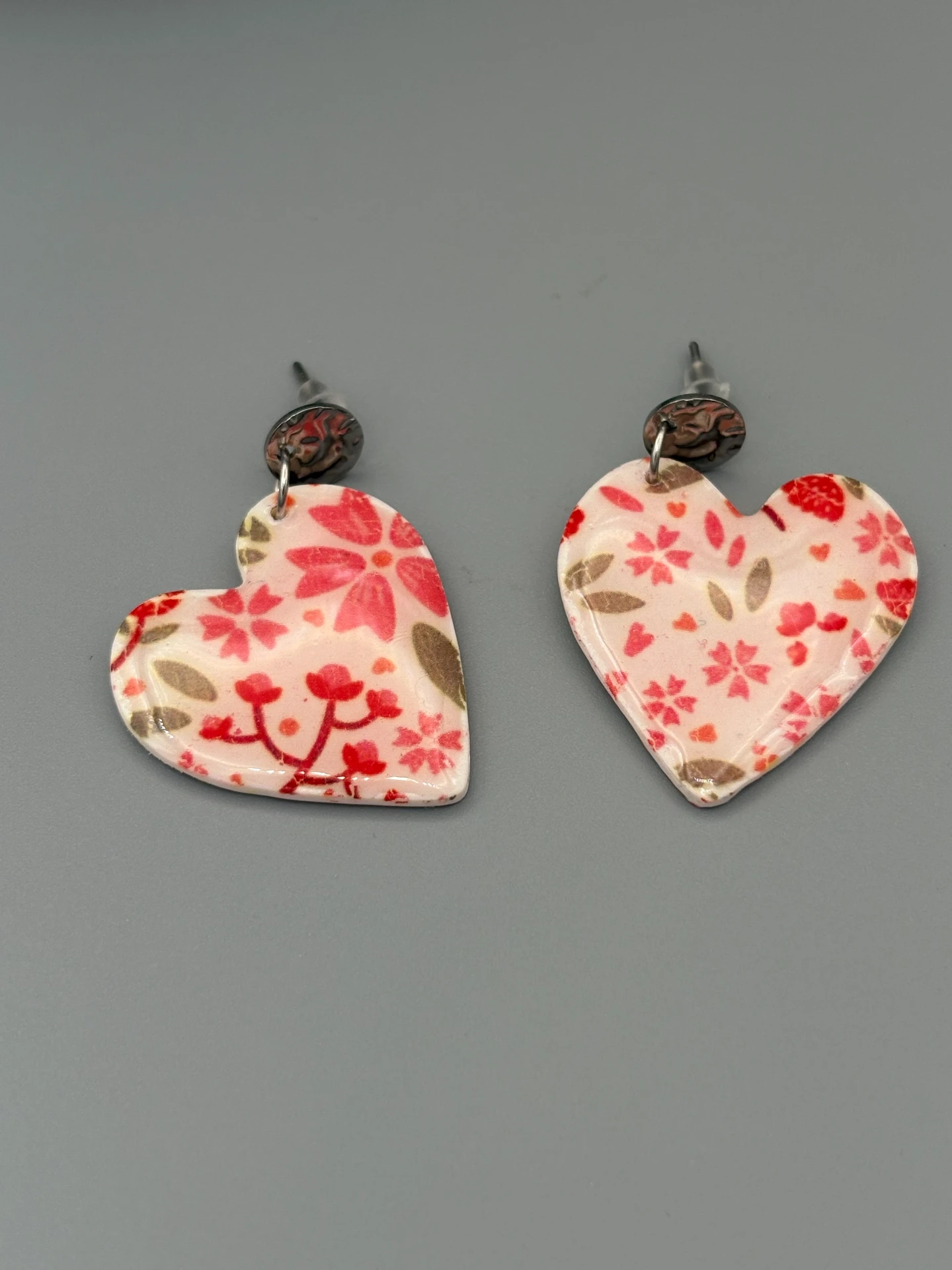 [9-27] Flower Pattern Heart Dangles