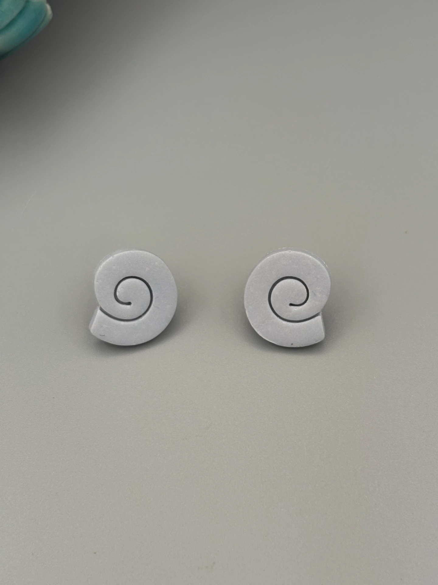 [35-20] Grey Shell Studs